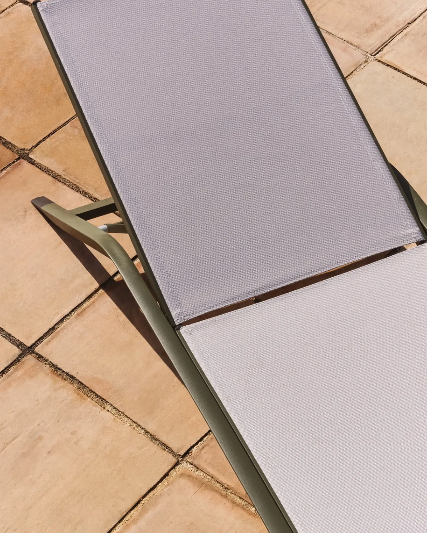 Kave Home Ligbed Capraia Stapelbaar Aluminium Groen