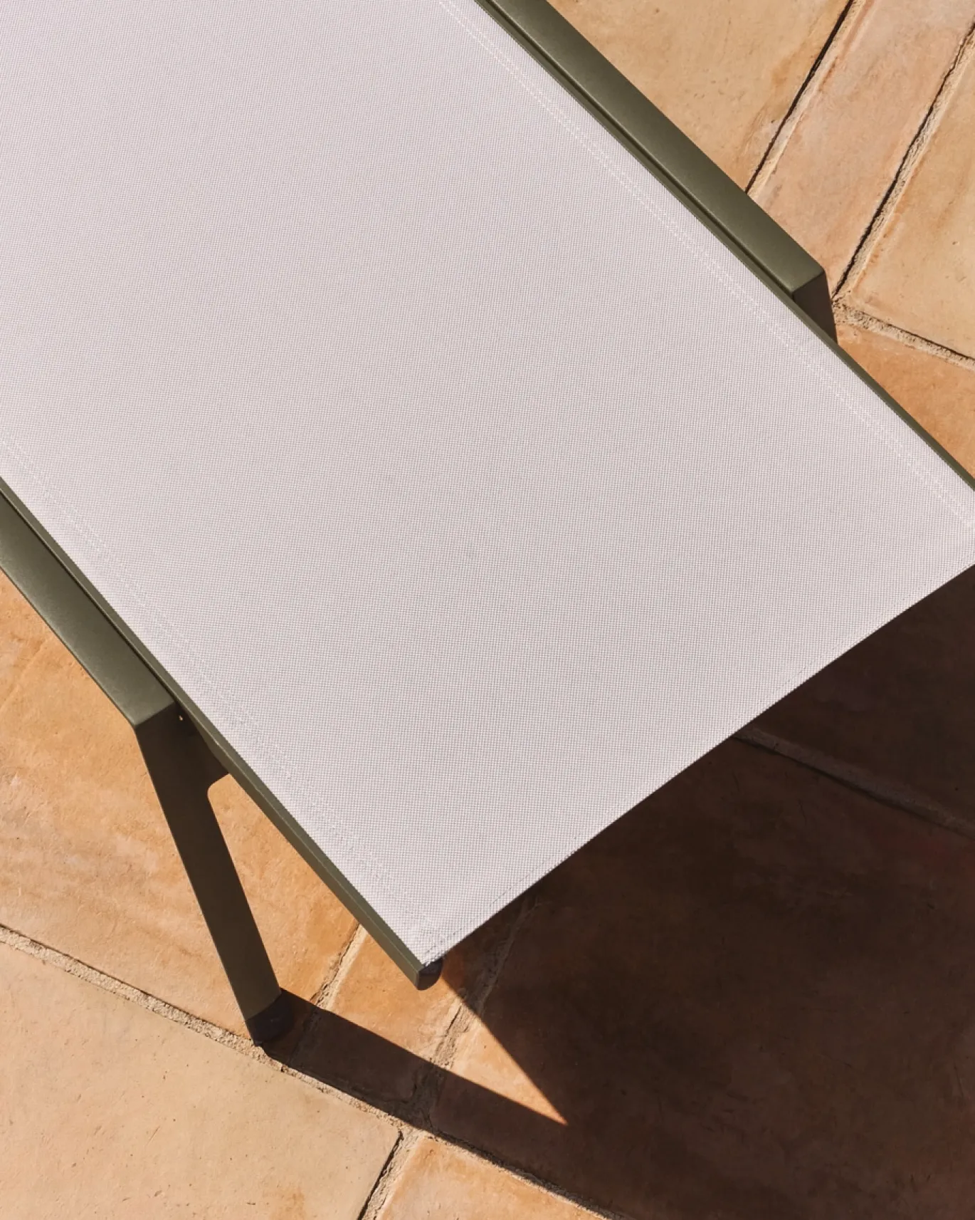 Kave Home Ligbed Capraia Stapelbaar Aluminium Groen