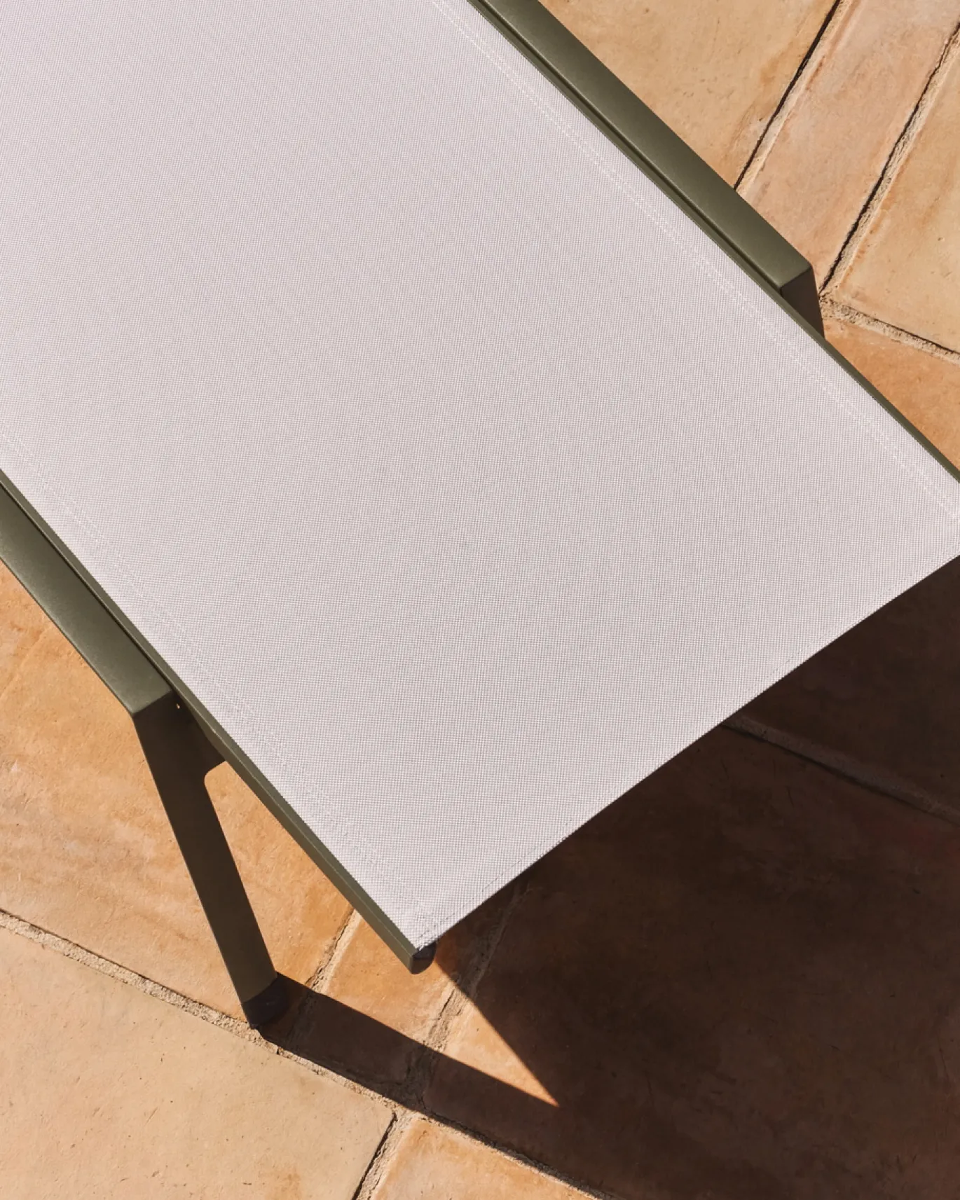 Kave Home Ligbed Capraia Stapelbaar Aluminium Groen