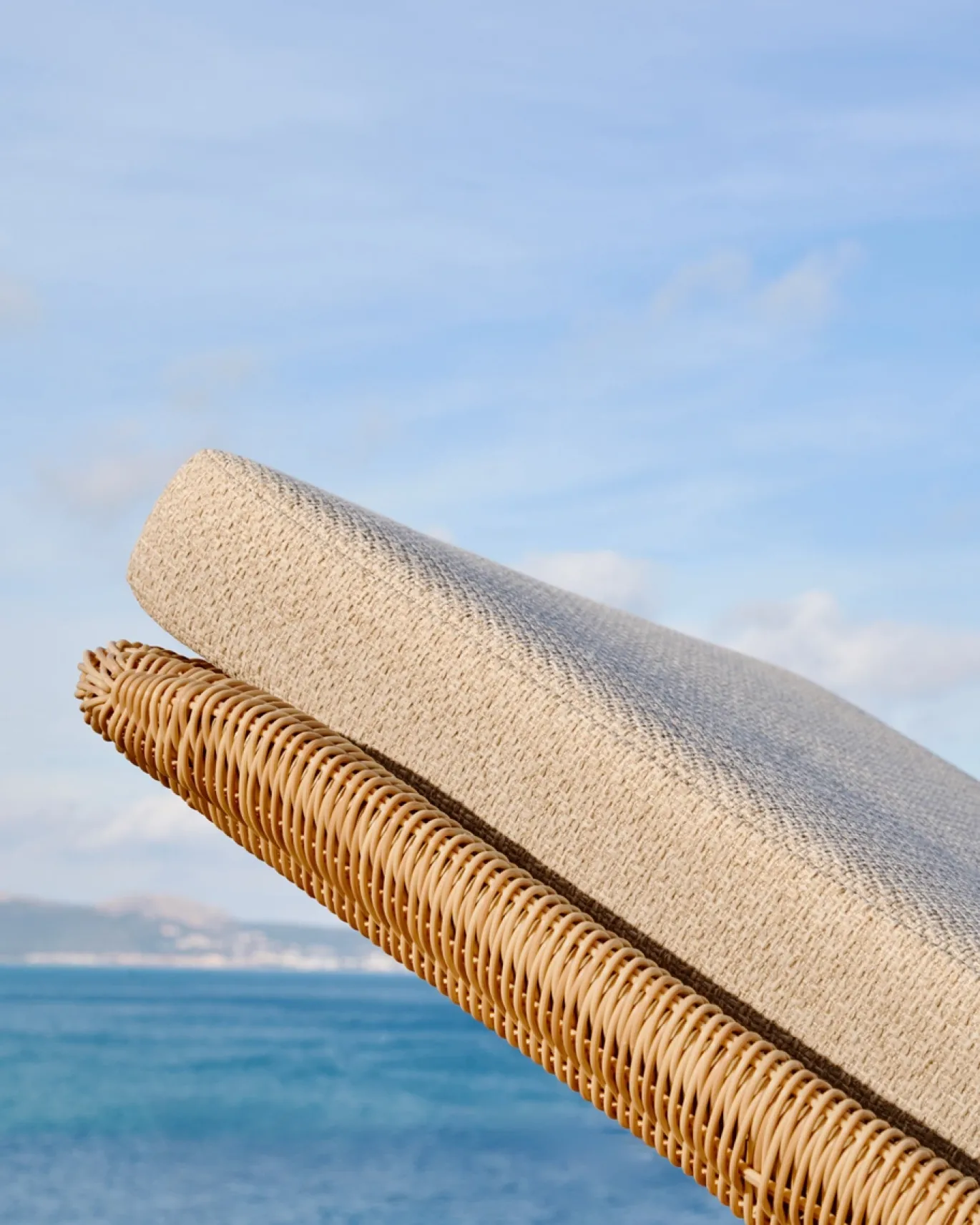 Kave Home Ligstoel Galea Teakhout en Rotan