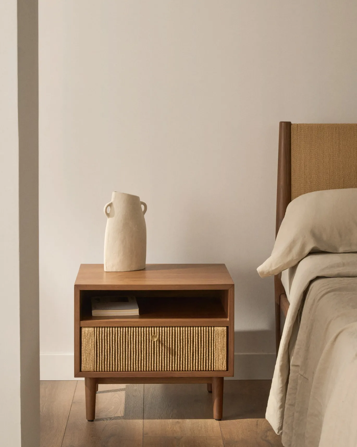 Kave Home Nachtkastje Elan Notenfineer 51x45cm