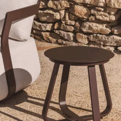 Kave Home Outdoor Bijzettafel Tamaris Aluminium Bruin Ø48cm