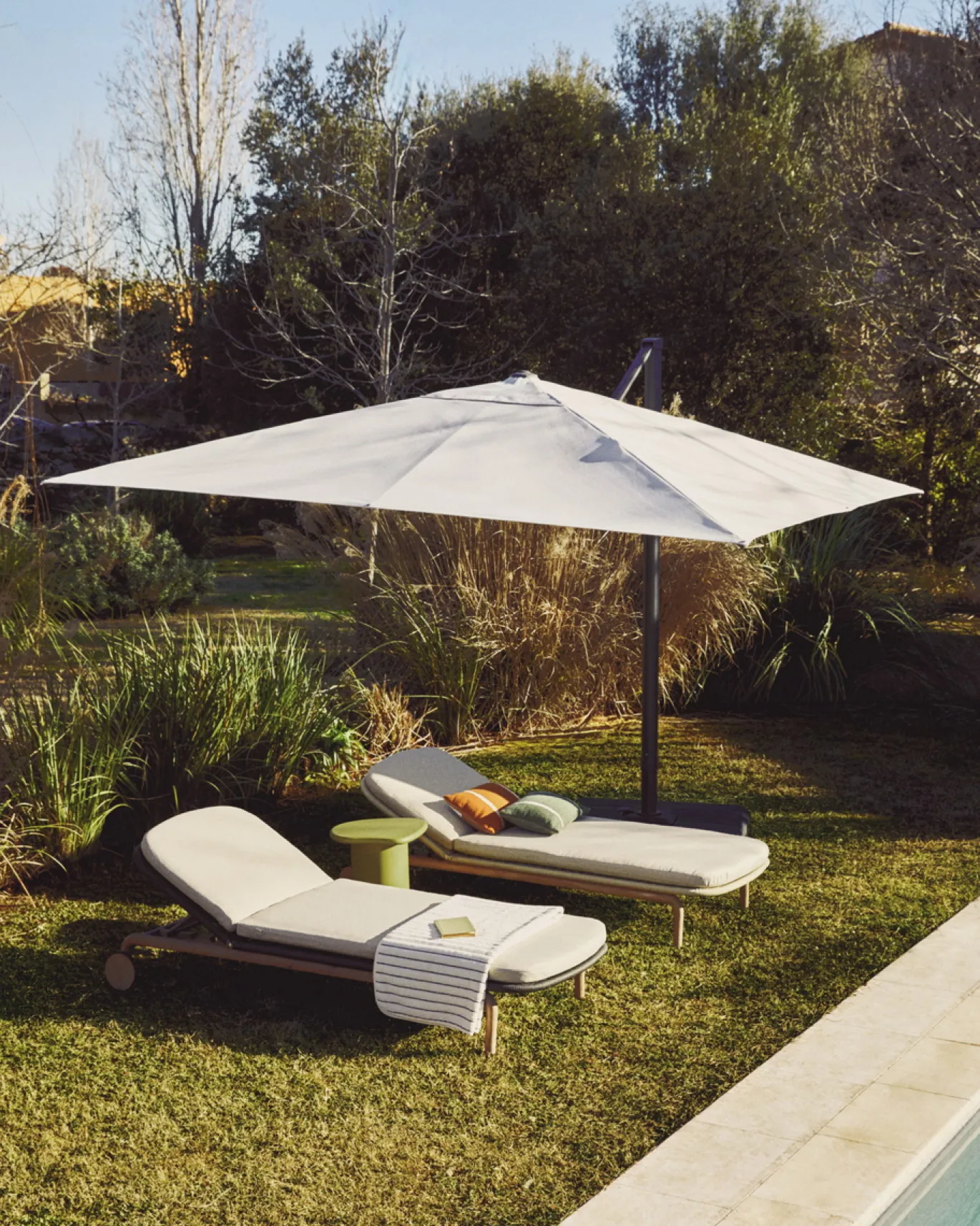 Kave Home Parasol Noli Excentrisch Aluminium Grafiet Beige Ø300cm