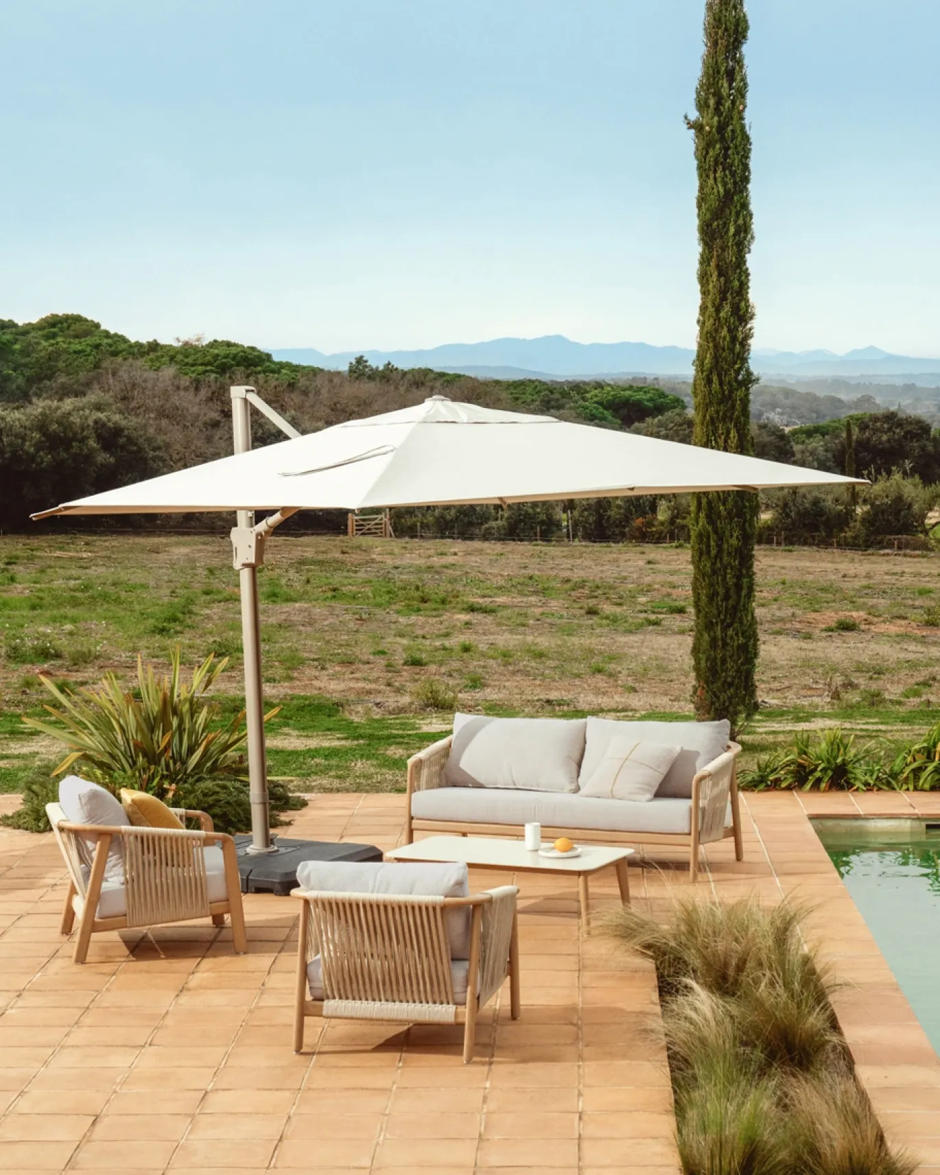 Kave Home Parasol Noli Excentrisch Aluminium Groen Beige Ø300cm