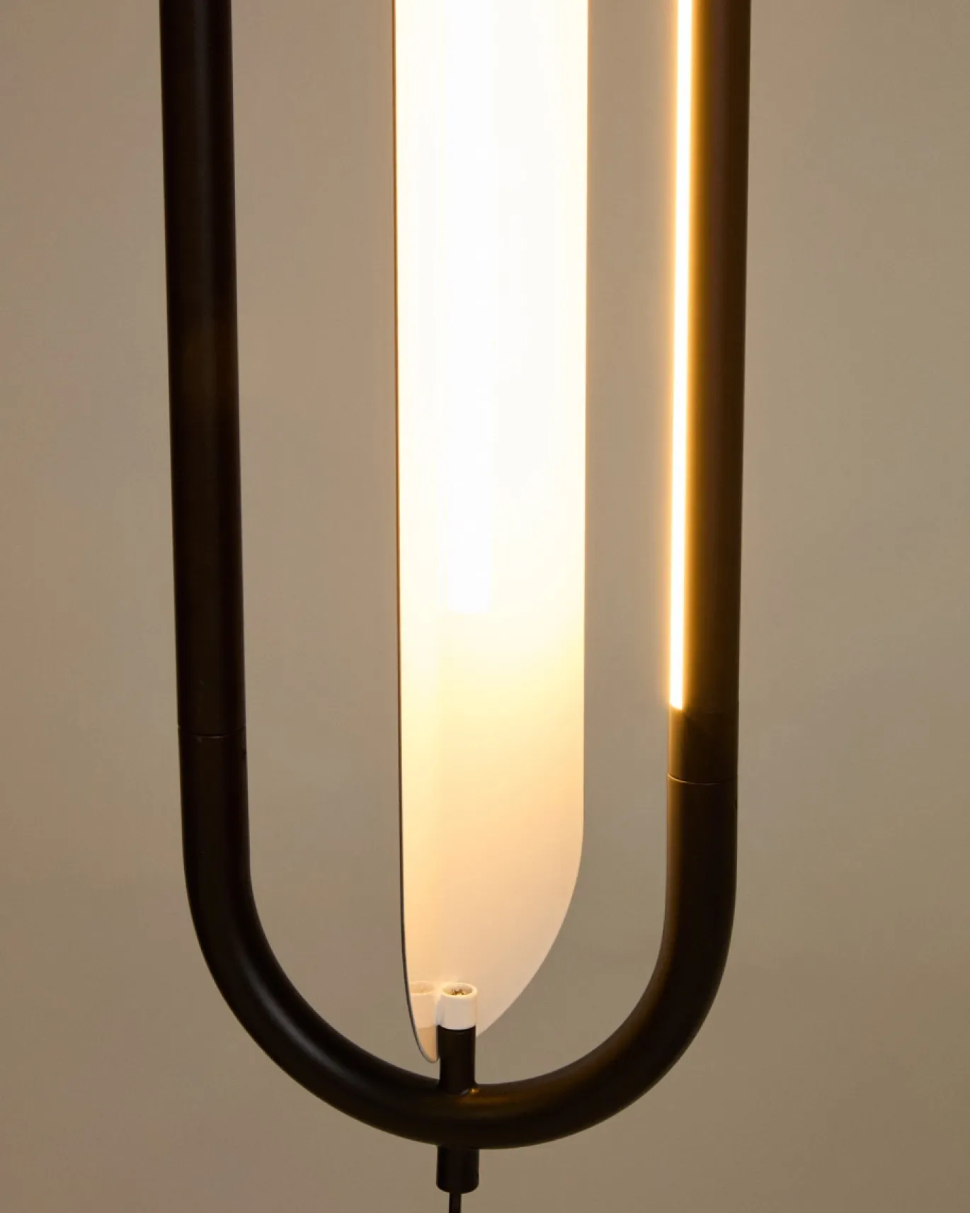 Kave Home Plafondlamp Bow Zwart Aluminium Ø16cm