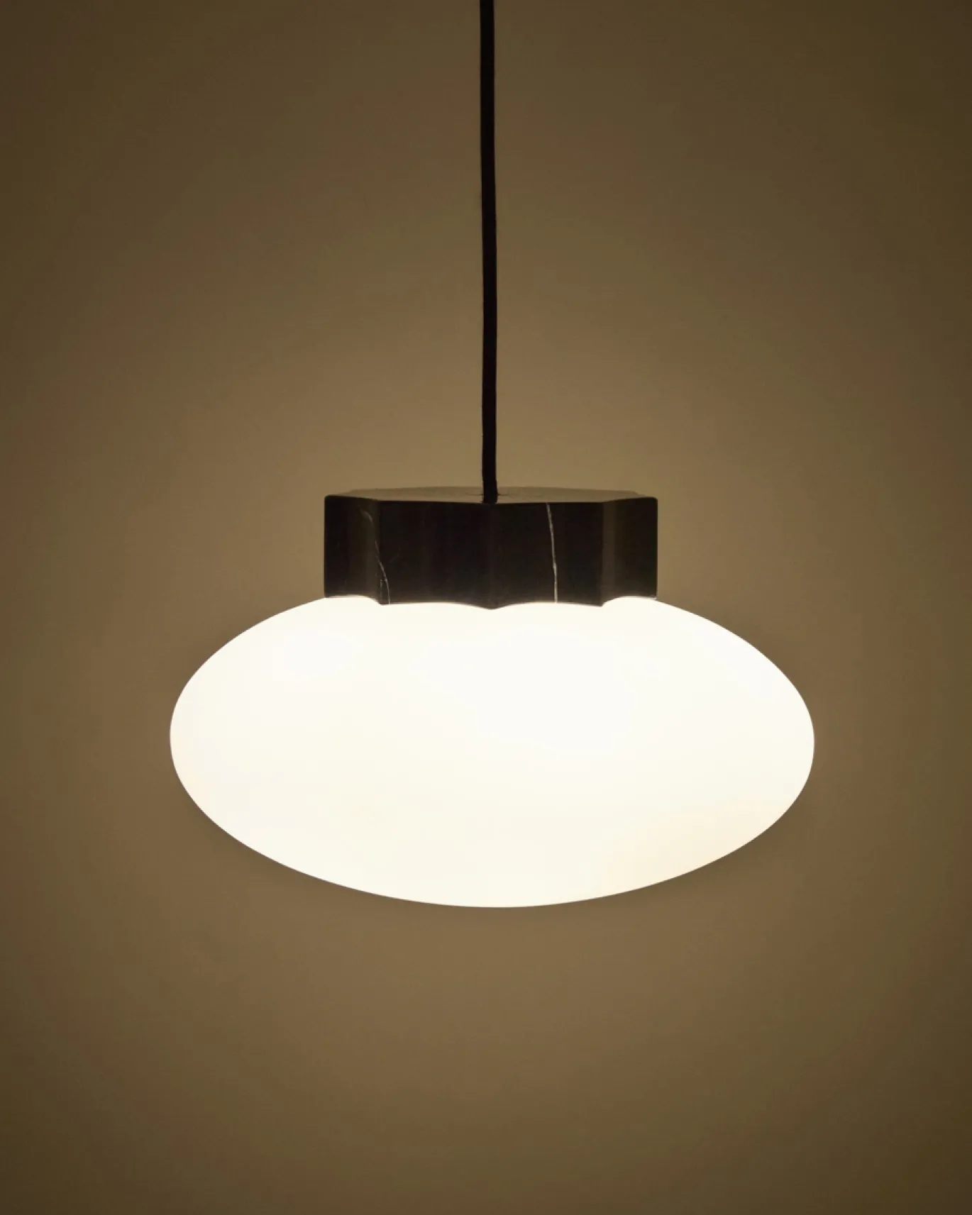 Kave Home Plafondlamp Idela Glas Marmer Zwart Ø26cm
