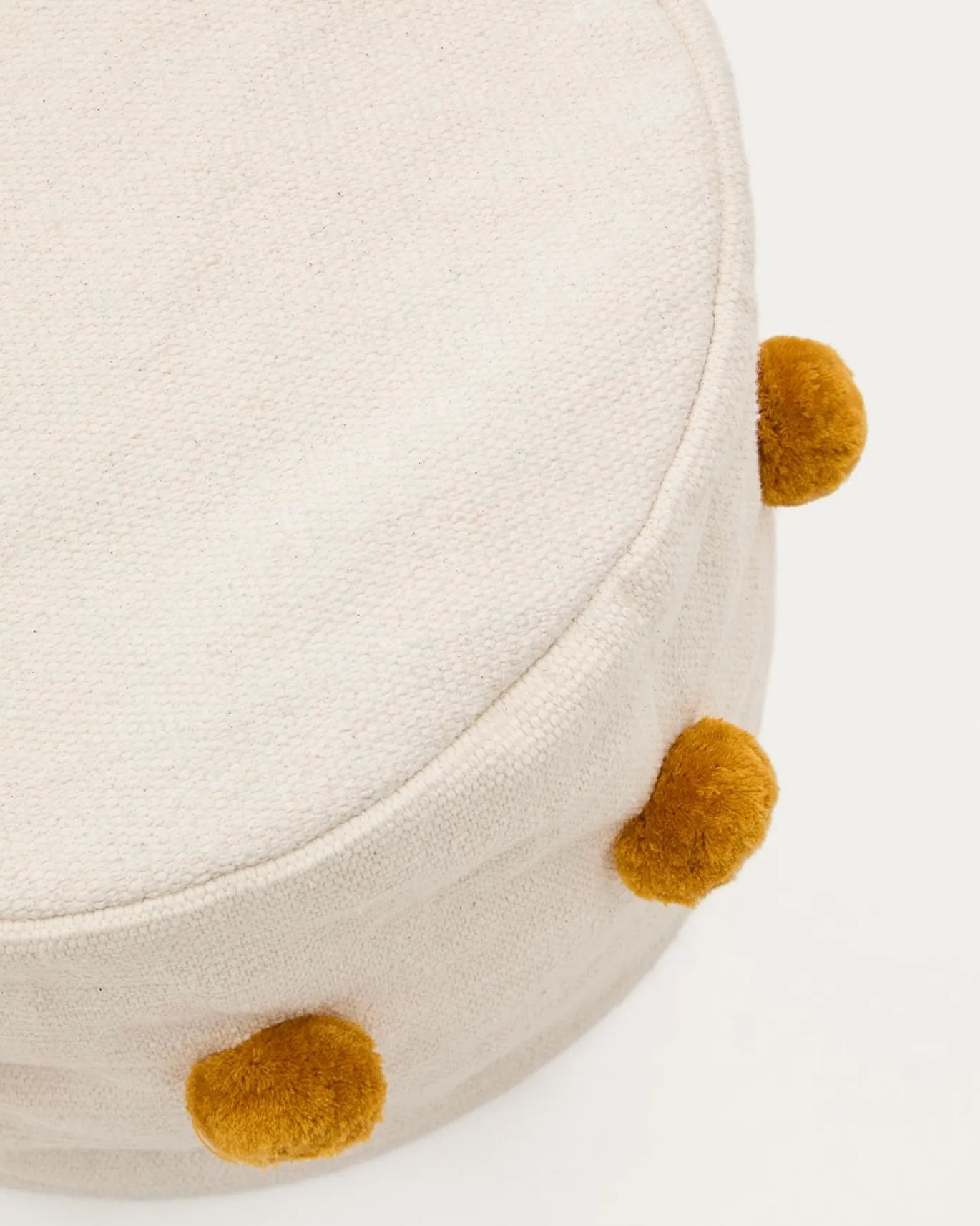 Kave Home Poef Manua Katoen Beige met Mosterdkleurige Kwastjes Ø40cm