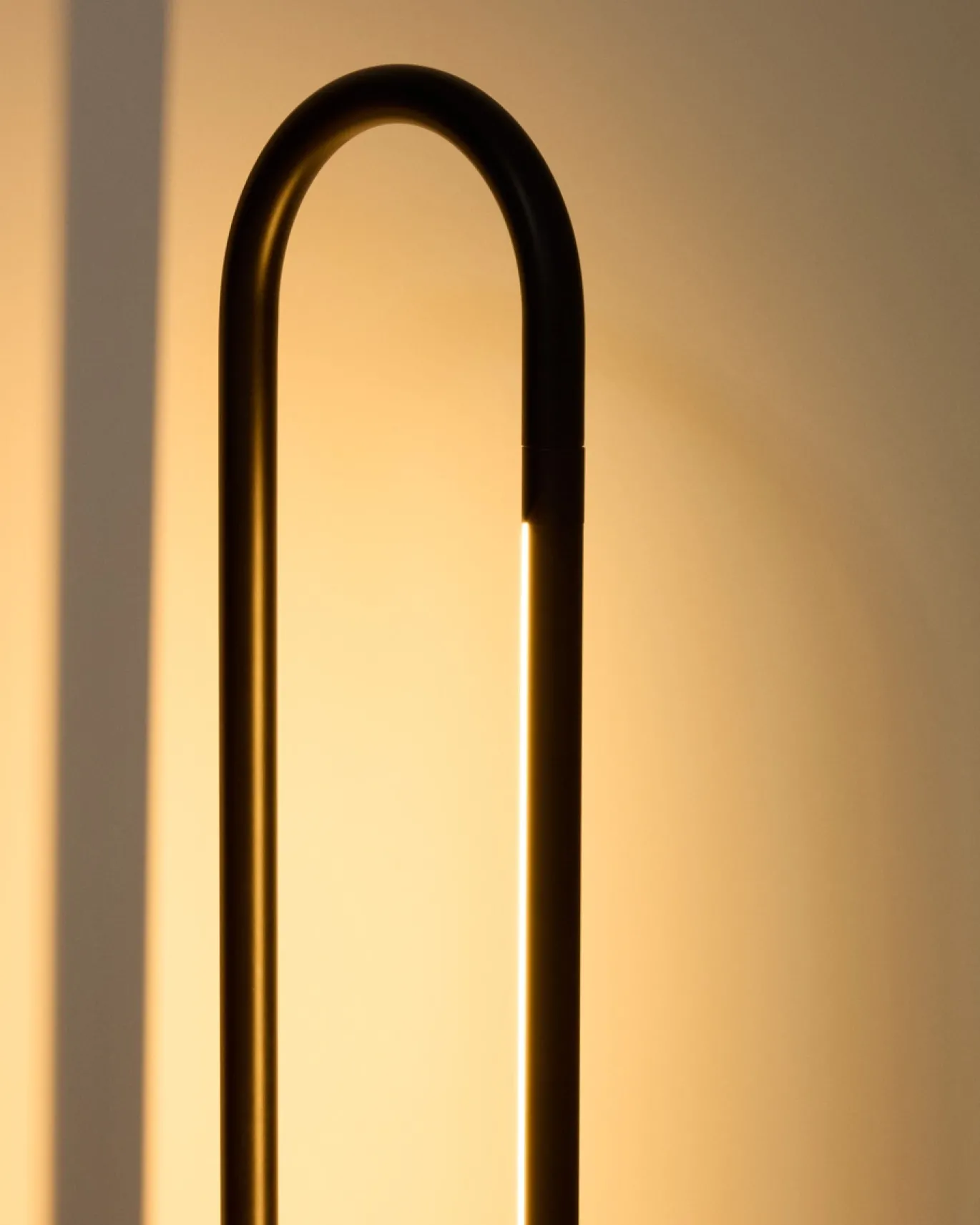 Kave Home Staande Lamp Bow Zwart Aluminium