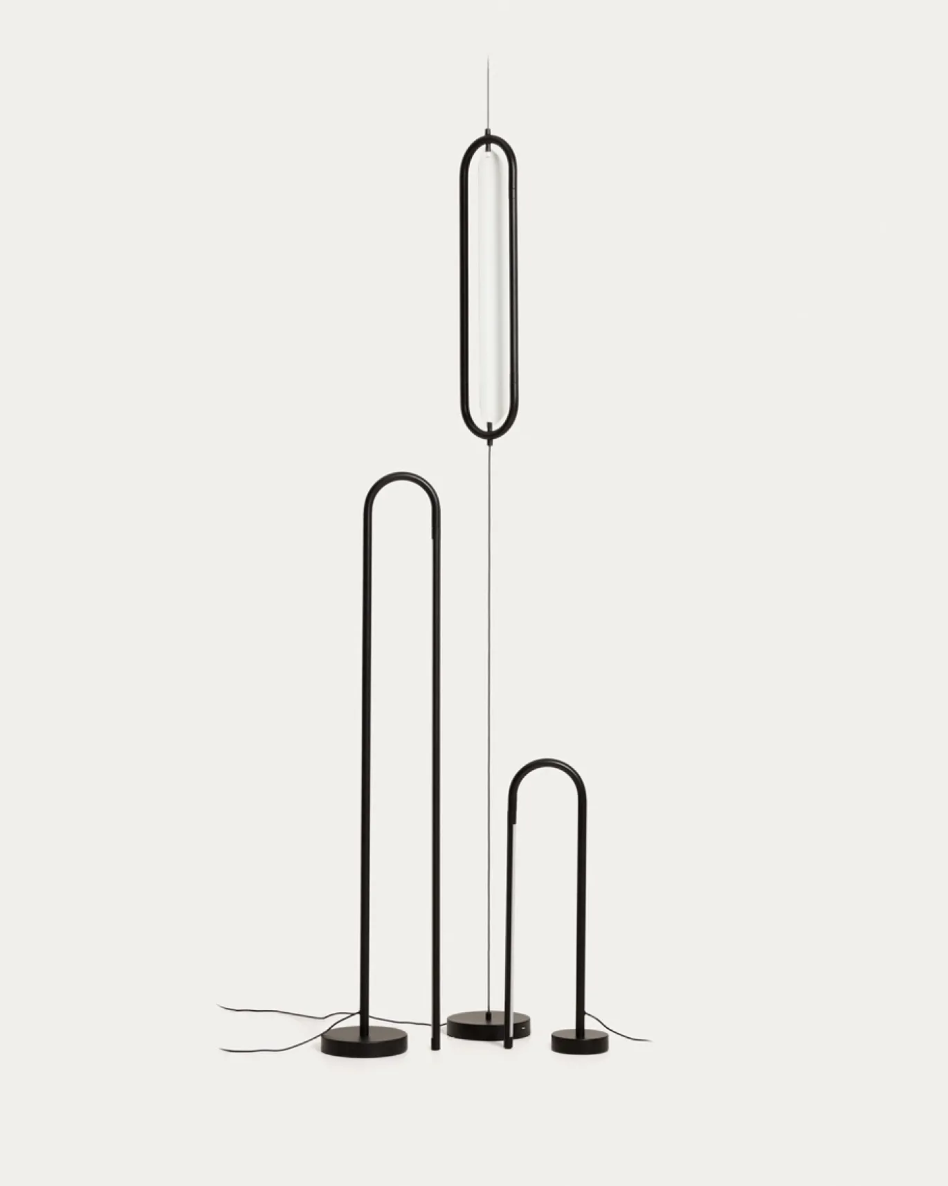 Kave Home Staande Lamp Bow Zwart Aluminium
