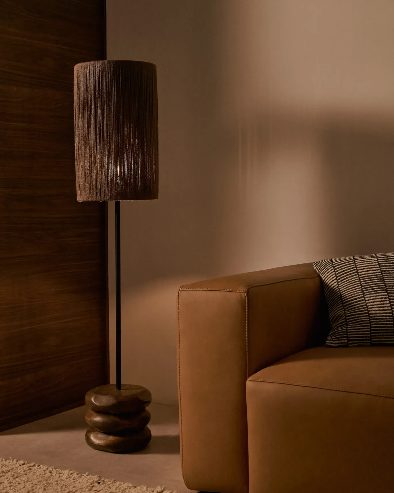 Kave Home Staande Lamp Kor Acaciahout Donkerbruin Jute