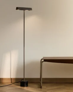 Kave Home Staande Lamp Lynor Geborsteld Metaal met Zwart Marmer