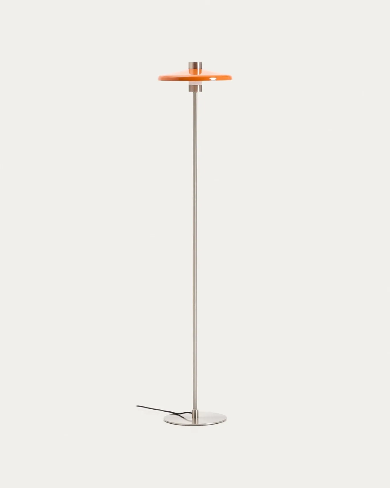 Kave Home Staande Lamp Nuvira Lichtgrijs Geborsteld Metaal met Oranje Lampenkap