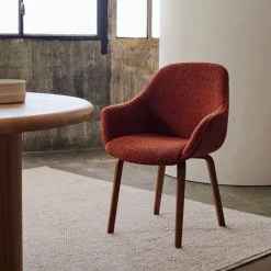Kave Home Stoel Aleli Terracotta Teddy en Bruin Essenhouten Onderstel