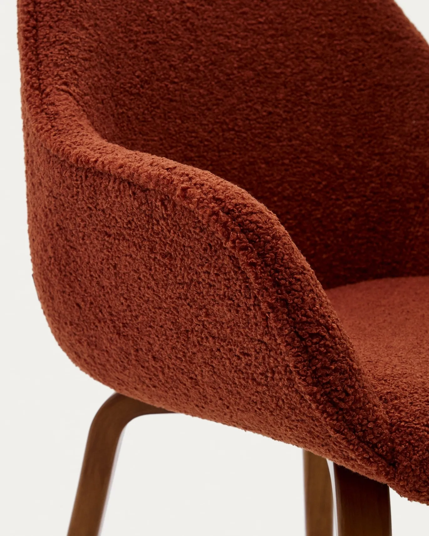 Kave Home Stoel Aleli Terracotta Teddy en Bruin Essenhouten Onderstel