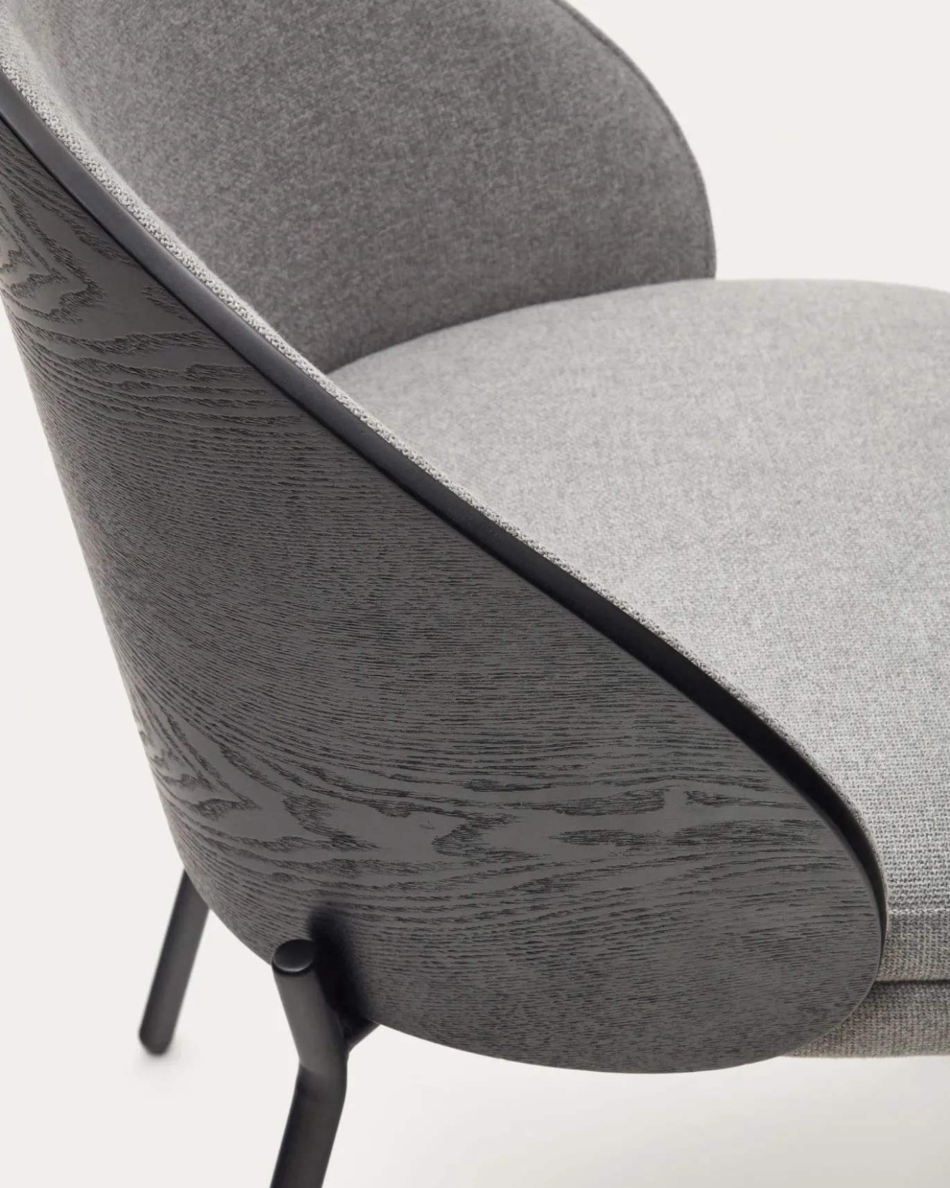 Kave Home Stoel Eamy Lichtgrijs Chenille en Zwart Essenhoutfineer
