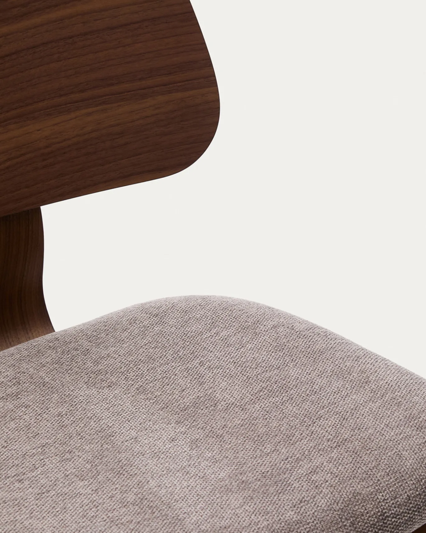 Kave Home Stoel Gena Beige Chenille met Walnootfineer en Rubberhout