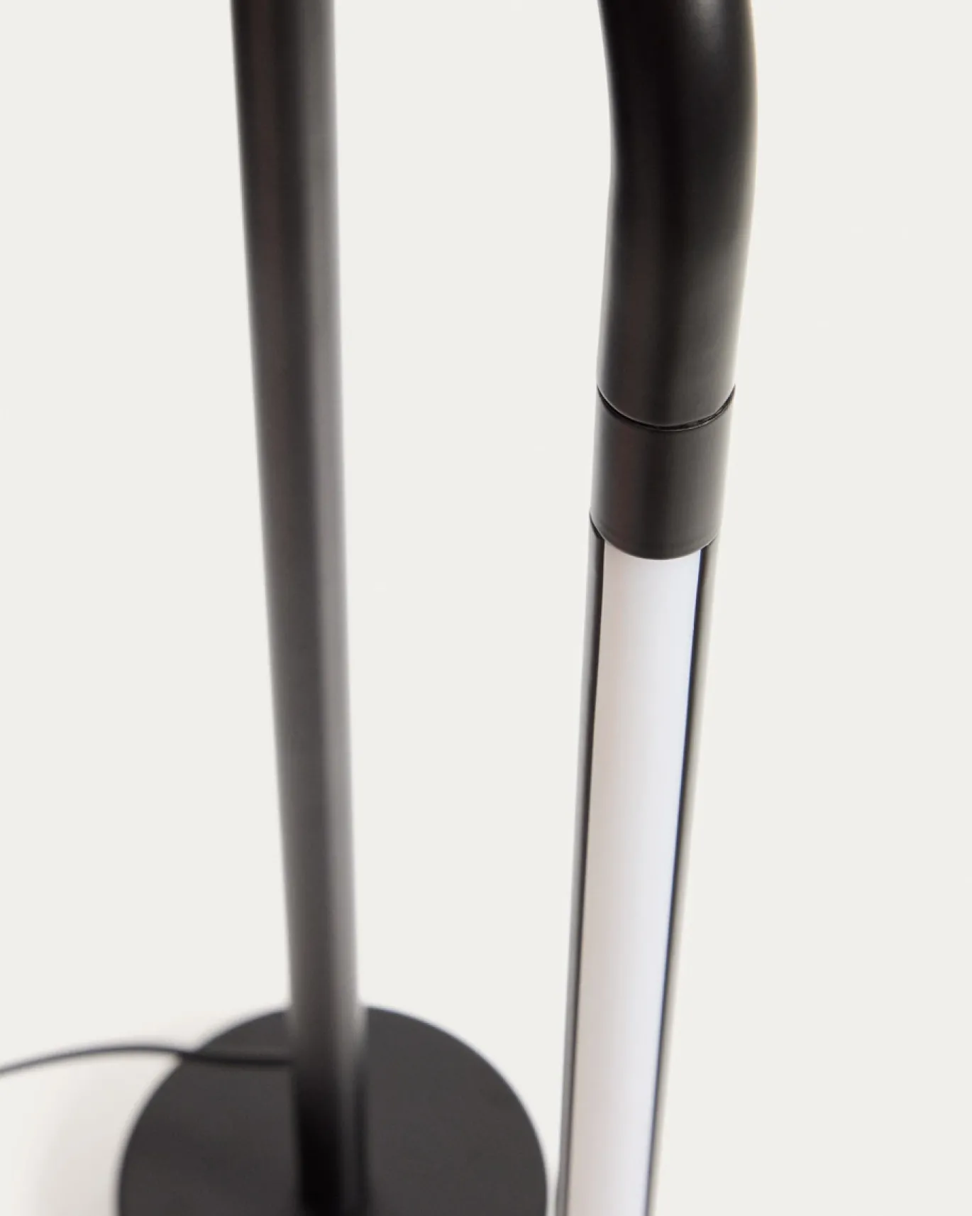 Kave Home Tafellamp Bow Zwart Aluminium