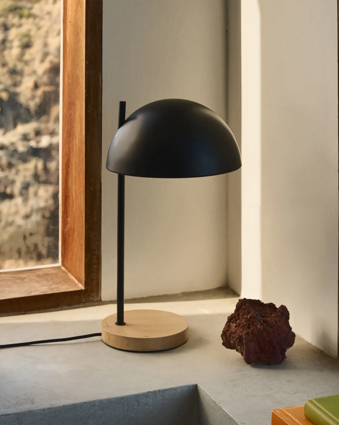 Kave Home Tafellamp Catlar Essenhout en Zwart Metaal