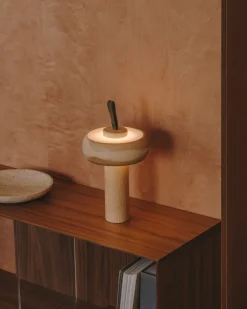 Kave Home Tafellamp Luba Draagbaar Massief Essenhout Groen