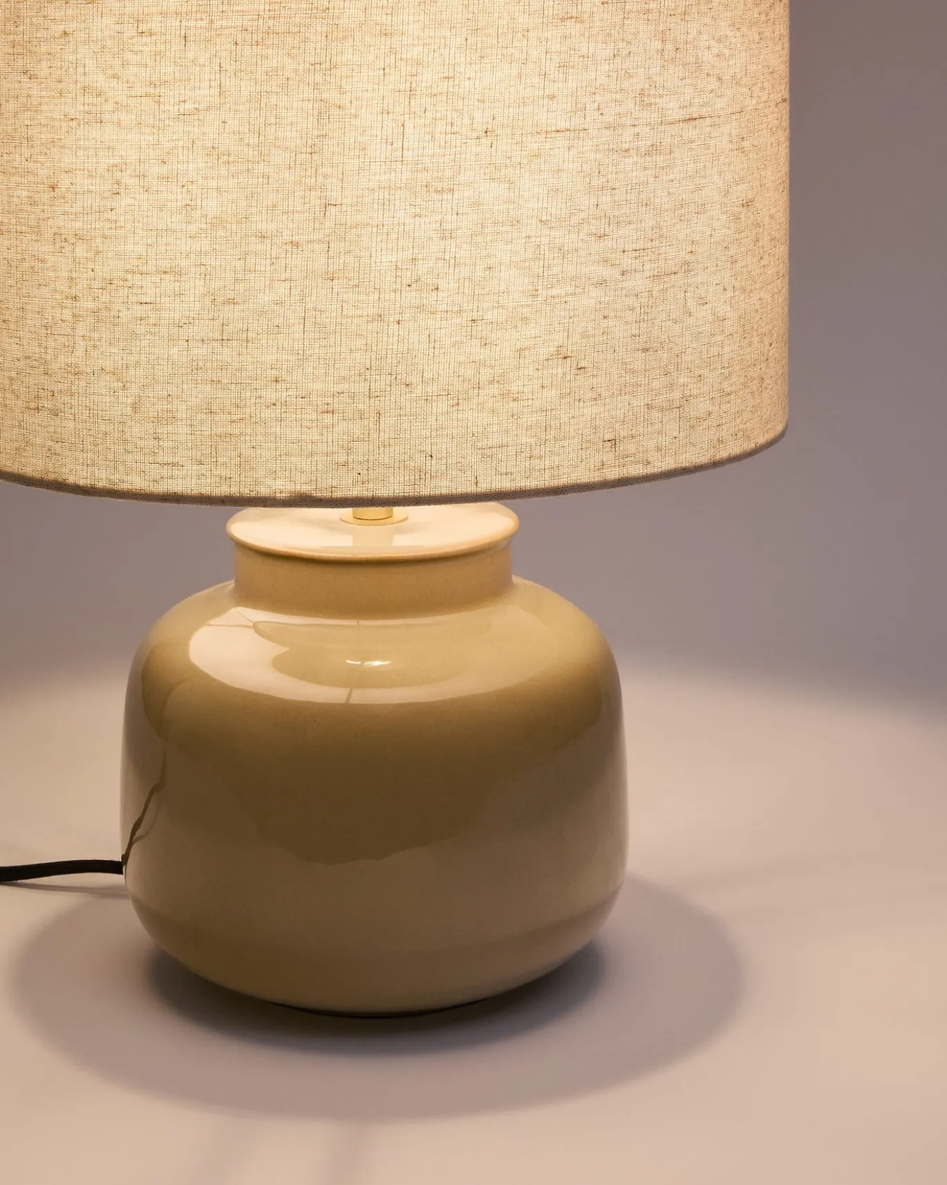 Kave Home Tafellamp Tay Groen Keramiek En Beige Linnen