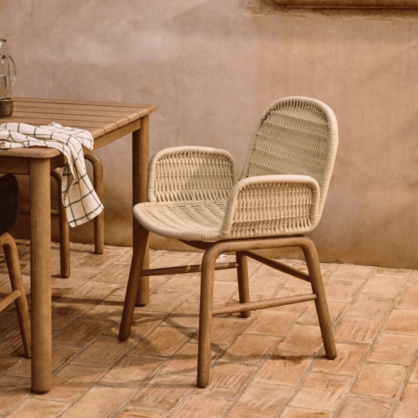 Kave Home Tuinstoel Alipa Acaciahout Beige met Armleuning