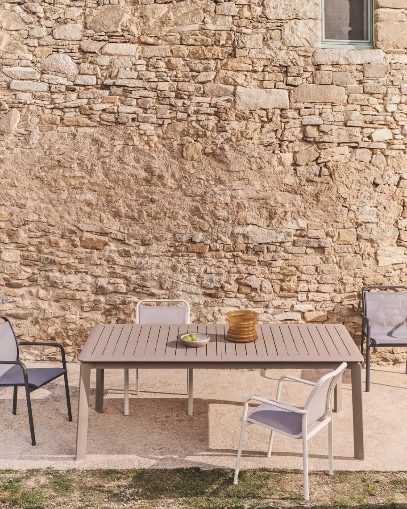 Kave Home Tuinstoel Luri Stapelbaar Aluminium Taupe