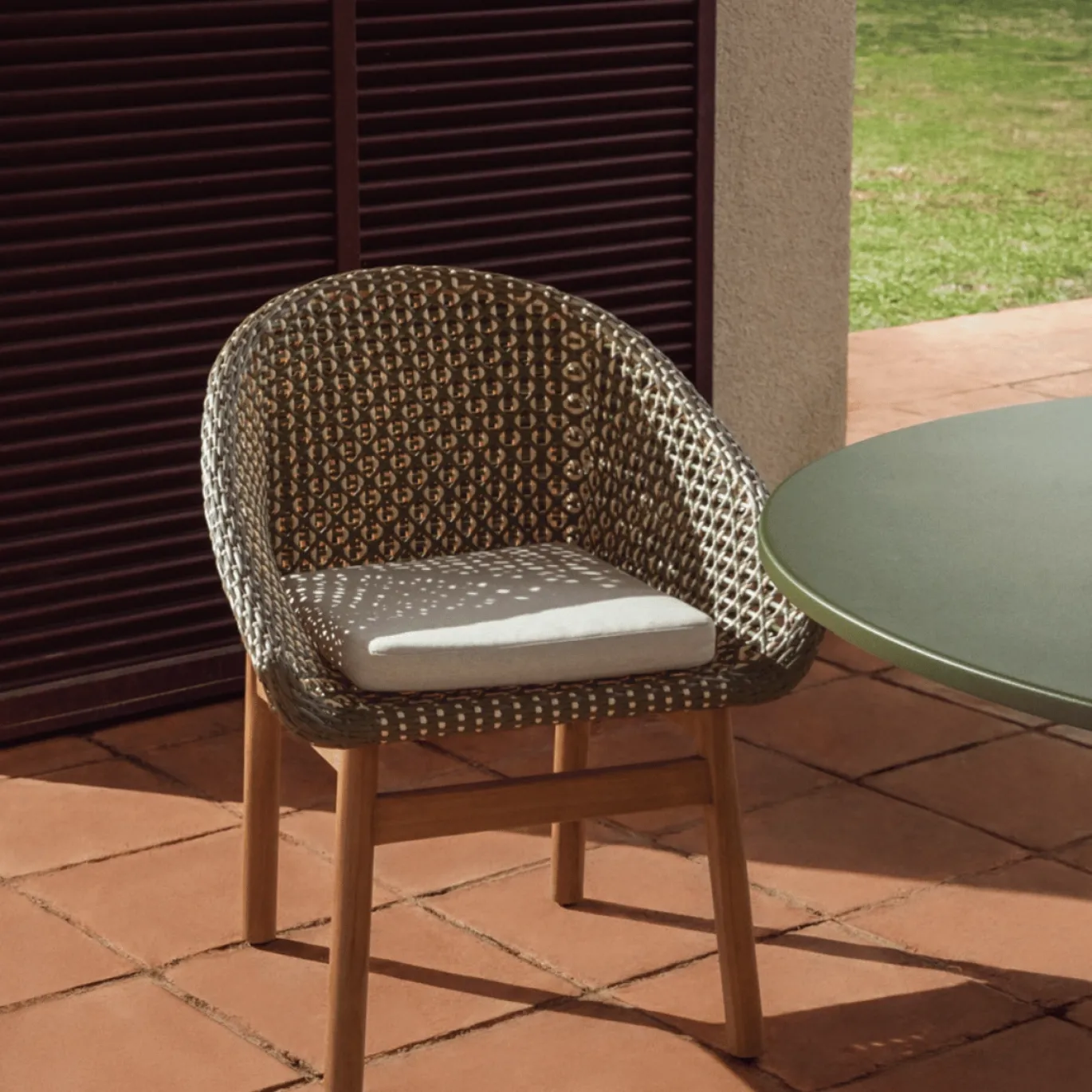 Kave Home Tuinstoel Olbia Massief Teakhout Rotan Groen