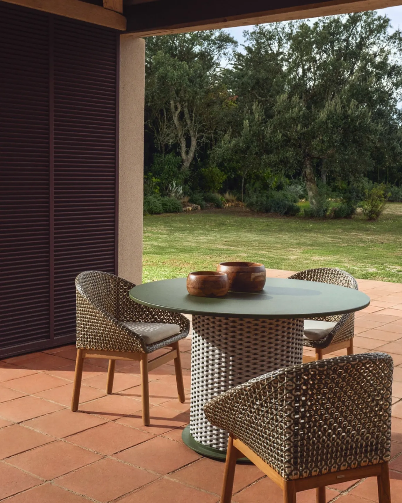 Kave Home Tuinstoel Olbia Massief Teakhout Rotan Groen