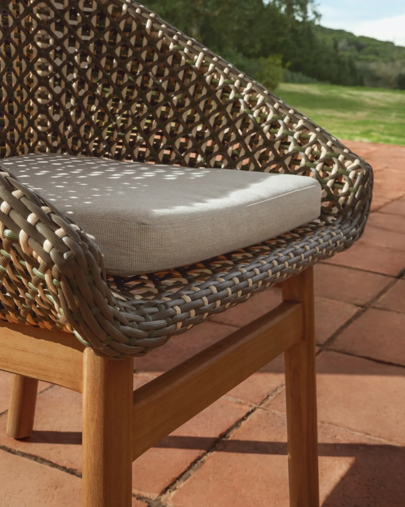 Kave Home Tuinstoel Olbia Massief Teakhout Rotan Groen