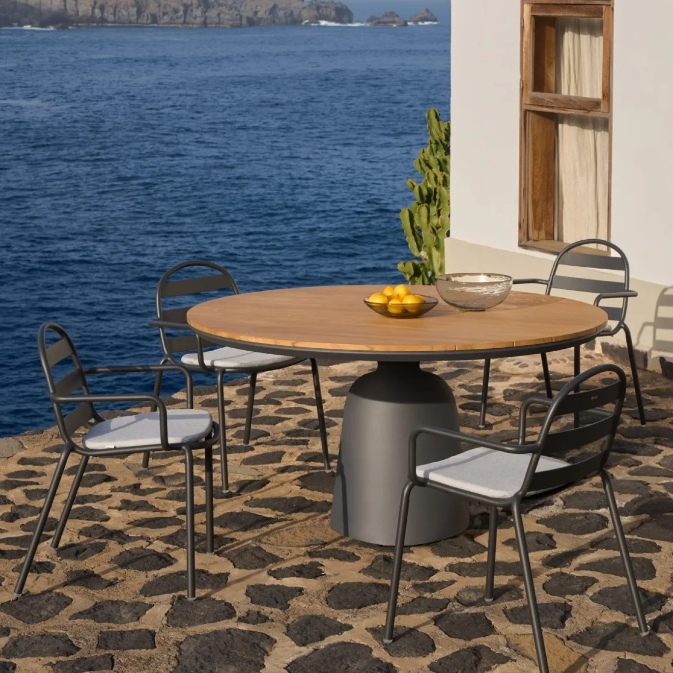 Kave Home Tuintafel Tudons Naturel Aluminium Grijs en Teak Ø120cm