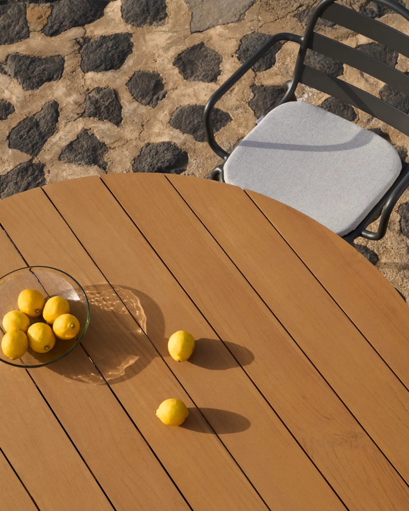 Kave Home Tuintafel Tudons Naturel Aluminium Grijs en Teak Ø120cm