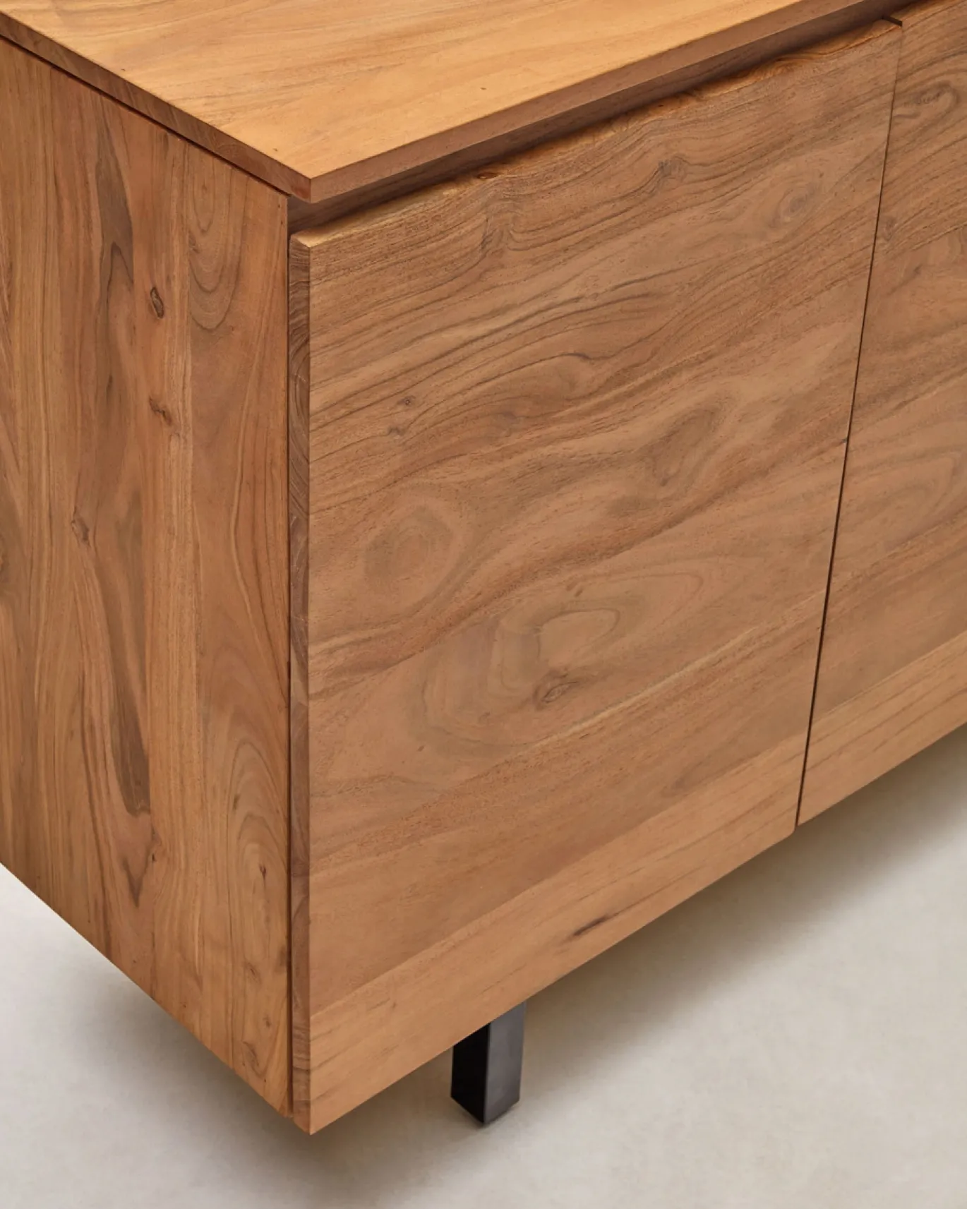 Kave Home Tv-meubel Uxue 3-deurs Acaciahout Naturel 150x58cm
