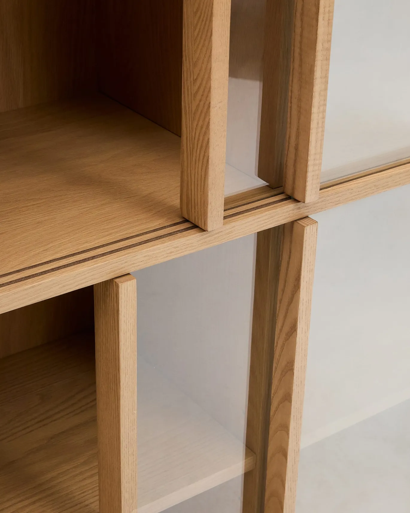 Kave Home Vitrinekast Helvine Eikenfineer En Gehard Glas 100x174cm