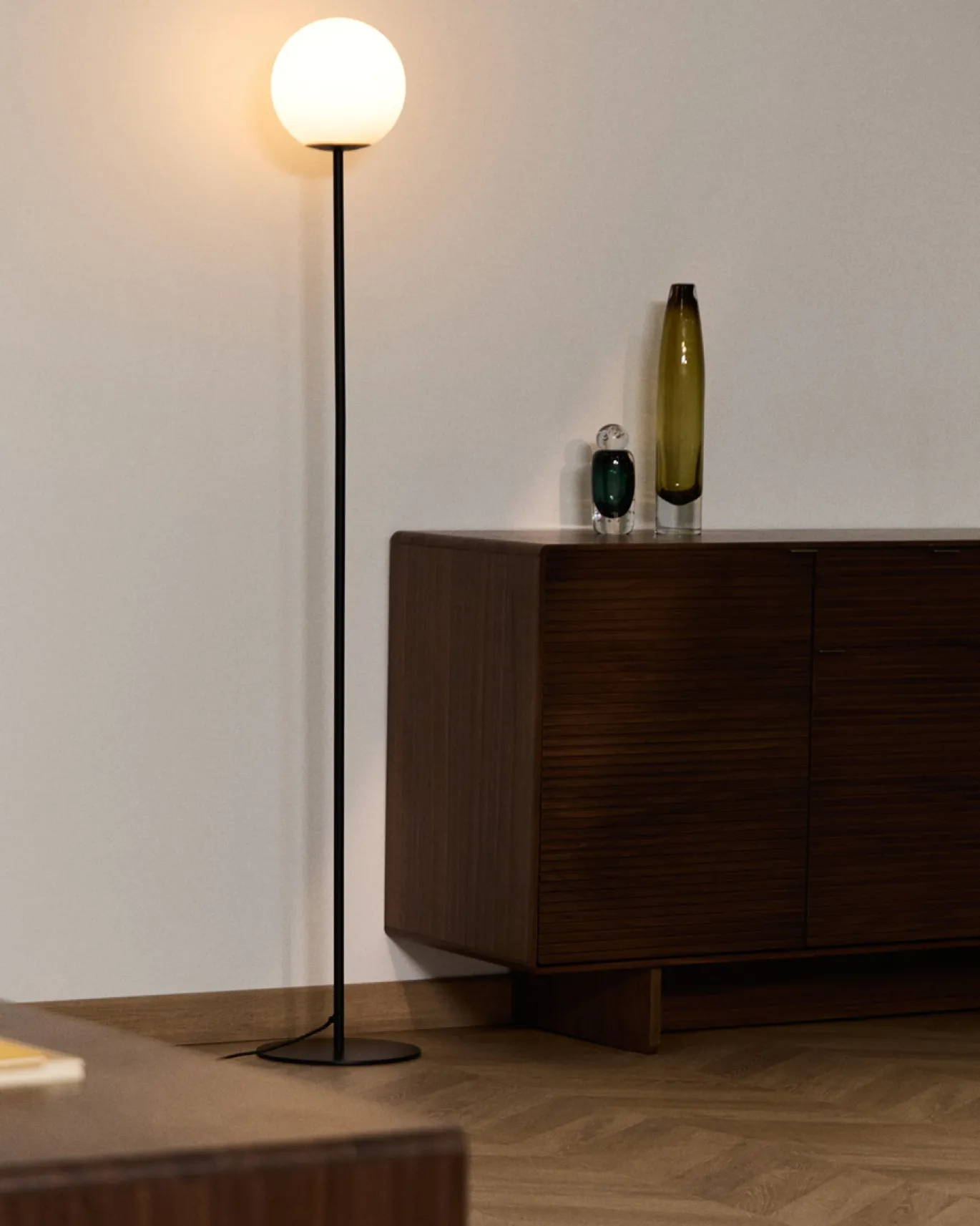 Kave Home Vloerlamp Brisia Metaal Zwart Glas Ø20cm