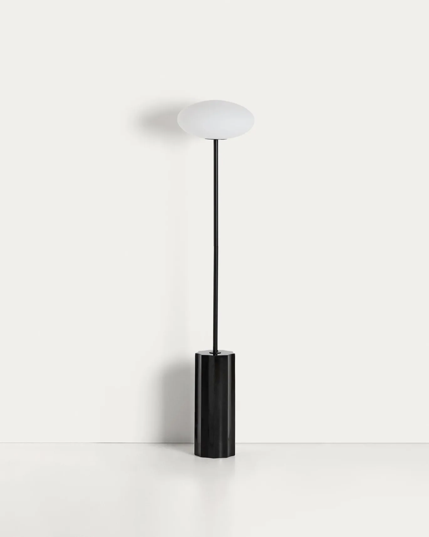 Kave Home Vloerlamp Idela Glas Marmer Zwart