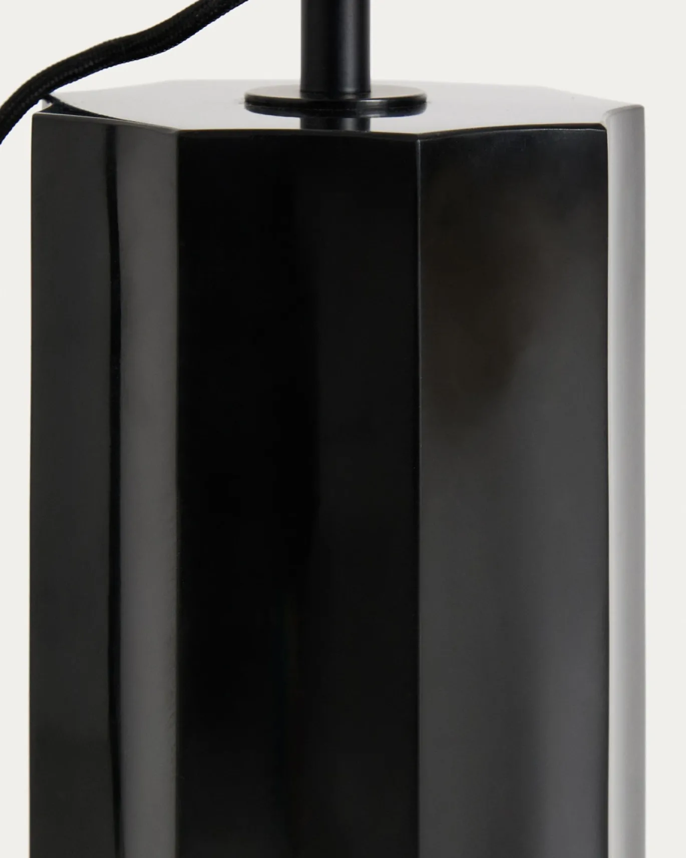 Kave Home Vloerlamp Idela Glas Marmer Zwart
