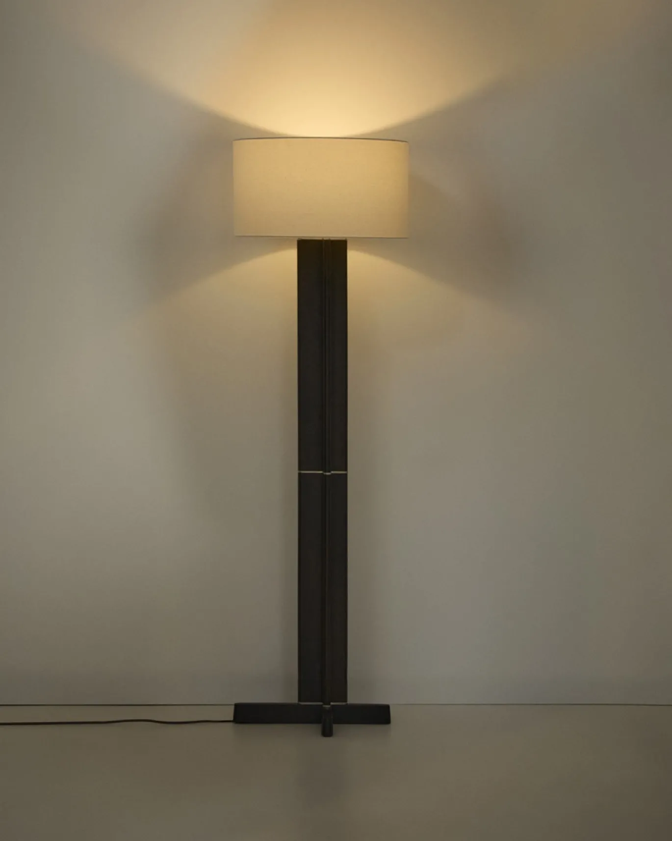 Kave Home Vloerlamp Niani Rubberhout Donkerbruin Katoen