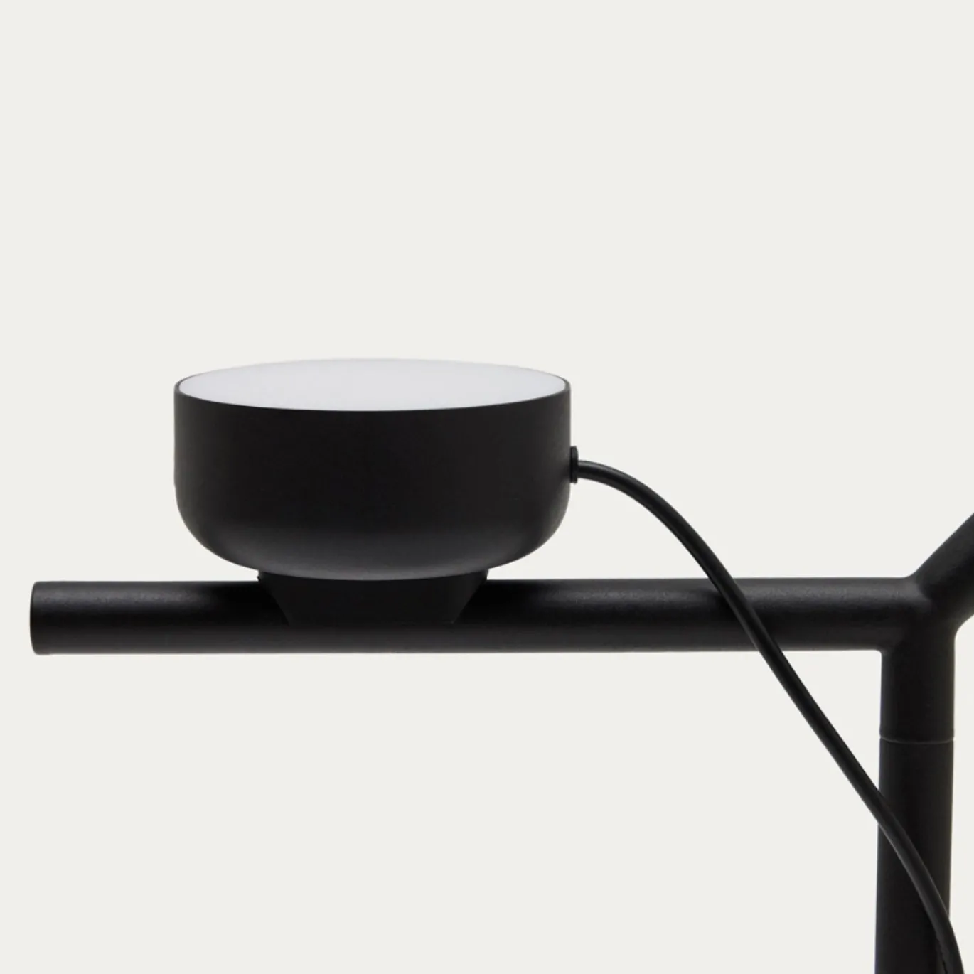 Kave Home Vloerlamp Orey Zwart met Verplaatsbare Spot