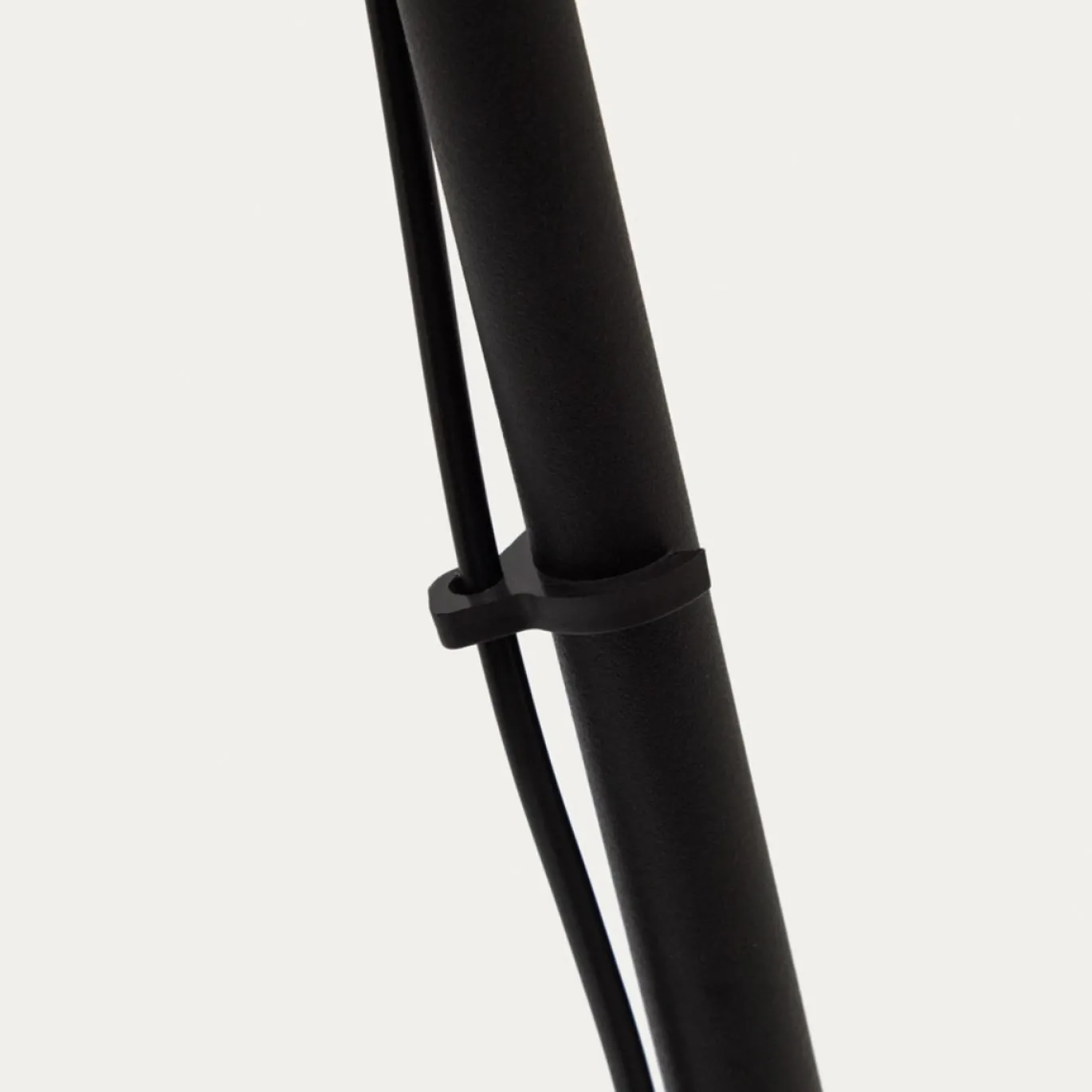 Kave Home Vloerlamp Orey Zwart met Verplaatsbare Spot