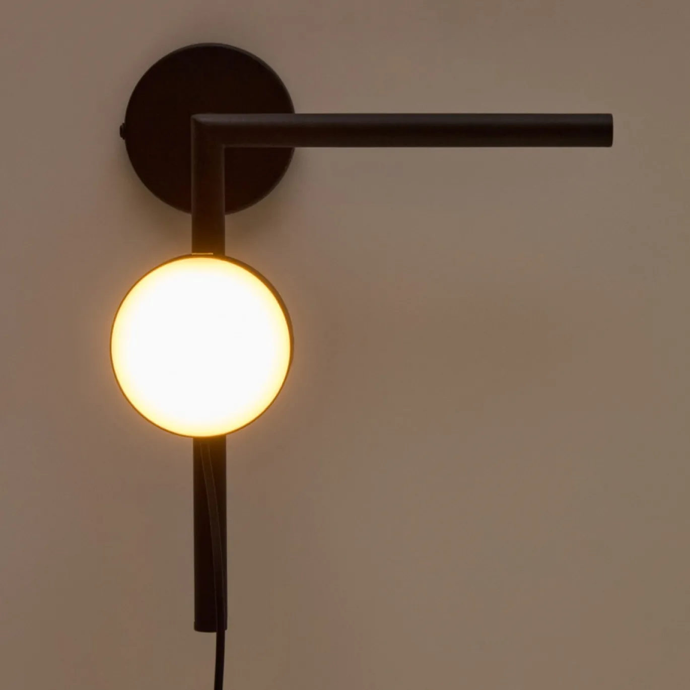 Kave Home Wandlamp Orey Zwart met Verplaatsbare Spot