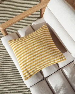 Kave Home 2-zitsbank Menfi Massief Acaciahout Beige 136cm