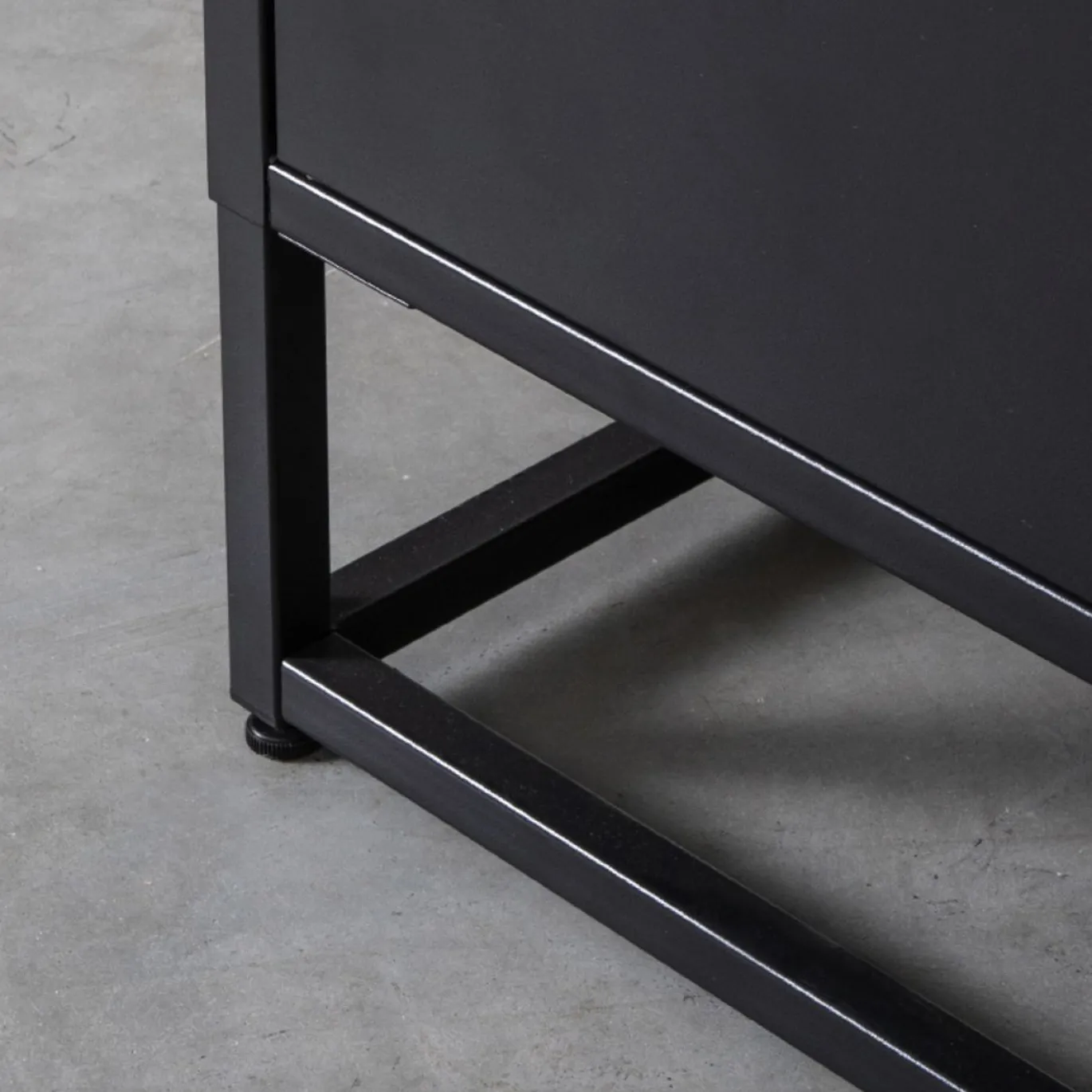 Label51 Hoge Kast Luff Zwart Metaal