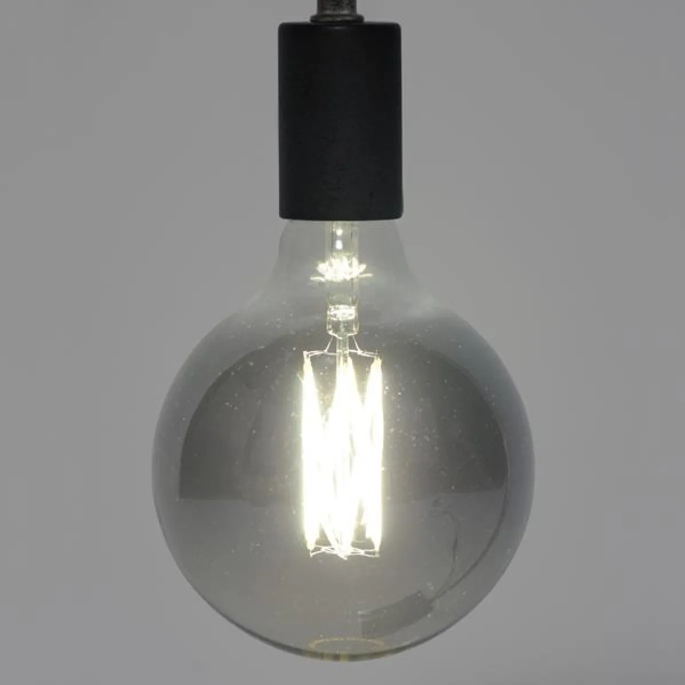 Lichtbron LED filament bol Ø12,5 - E27 6W dimbaar / Smoke Grijs