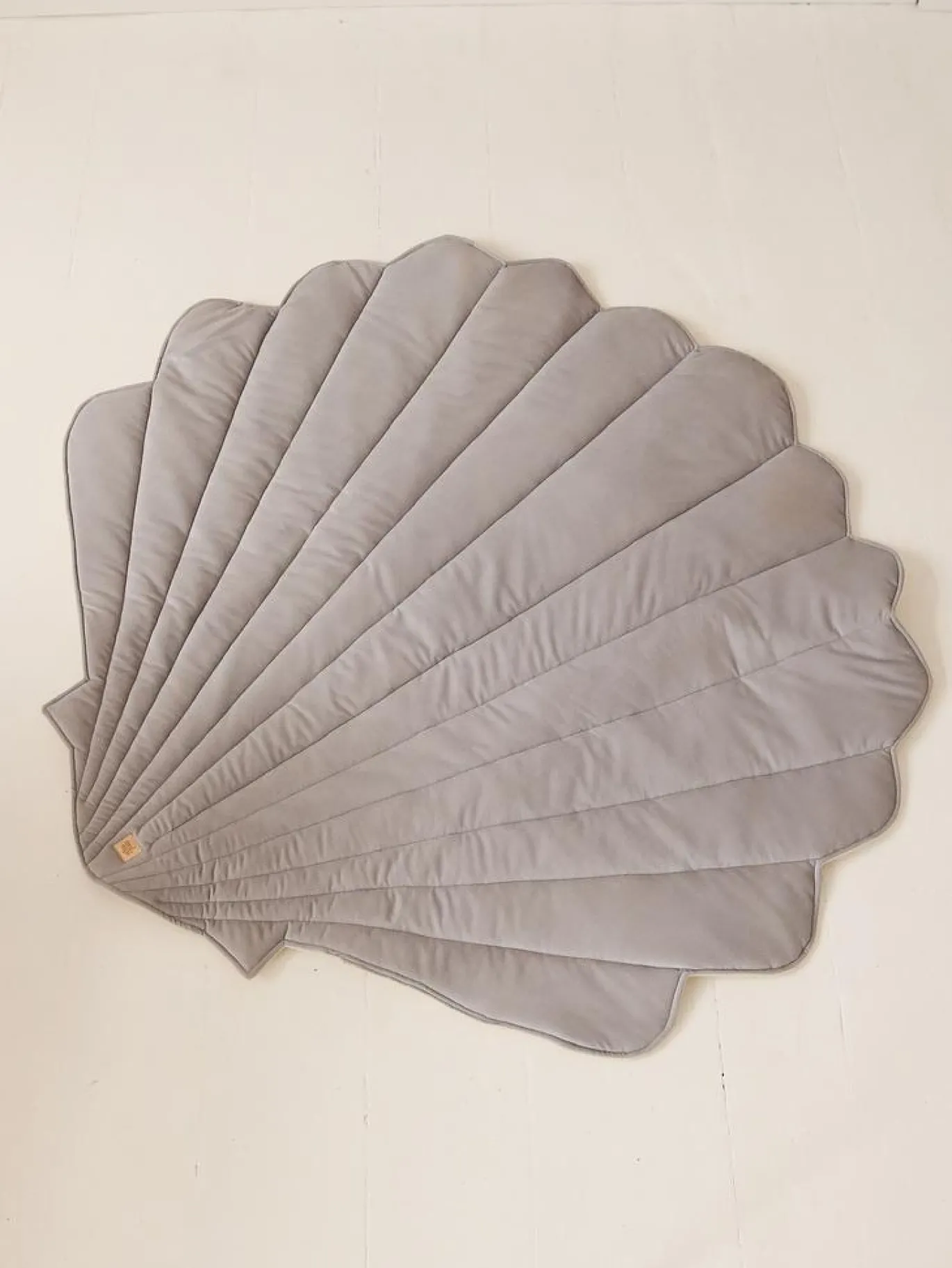Moi Mili Velvet Schelp Speelmat Dove Grey