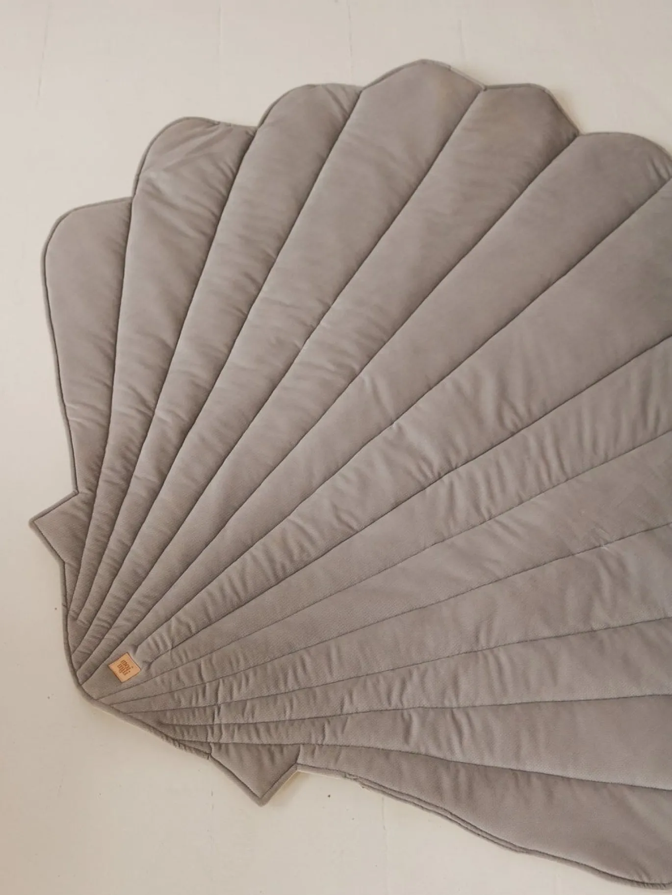 Moi Mili Velvet Schelp Speelmat Dove Grey