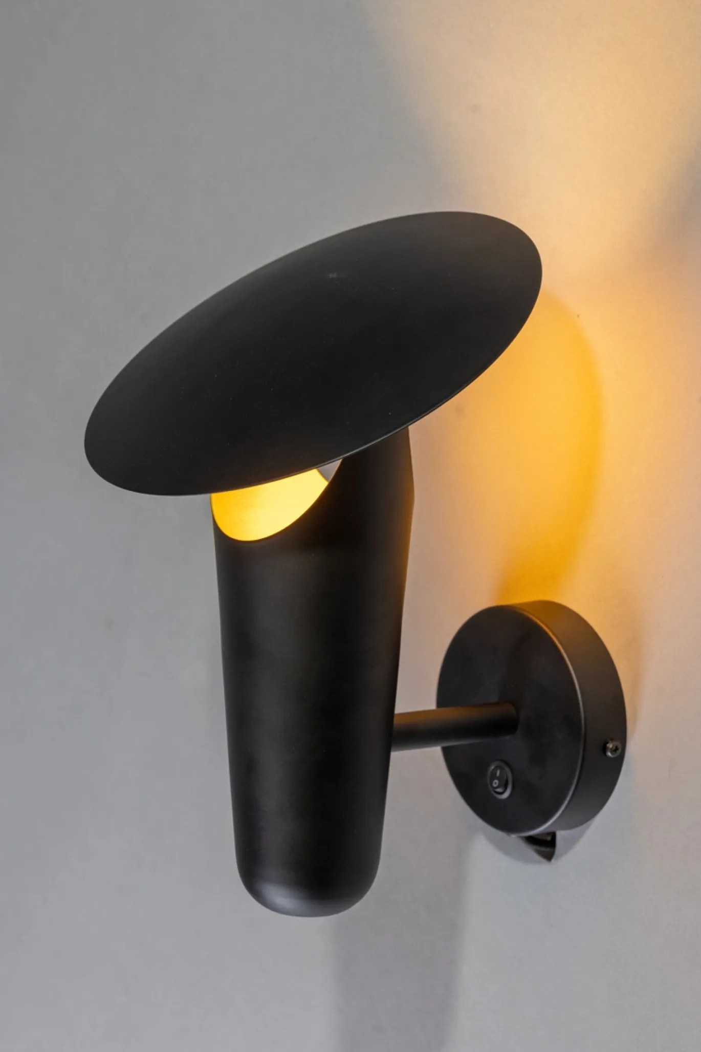 Wandlamp The Britt Zwart/Messing - Giga Meubel