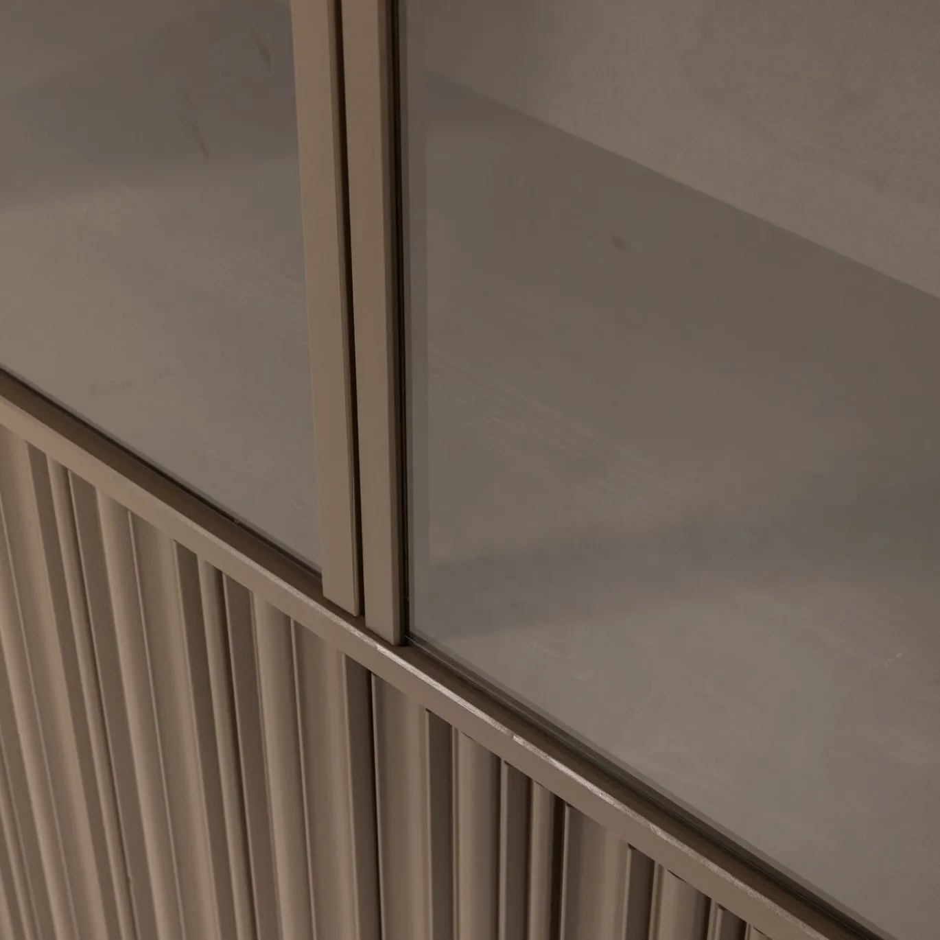 Woood Lage Vitrinekast Nova Grenen Truffel Bruin