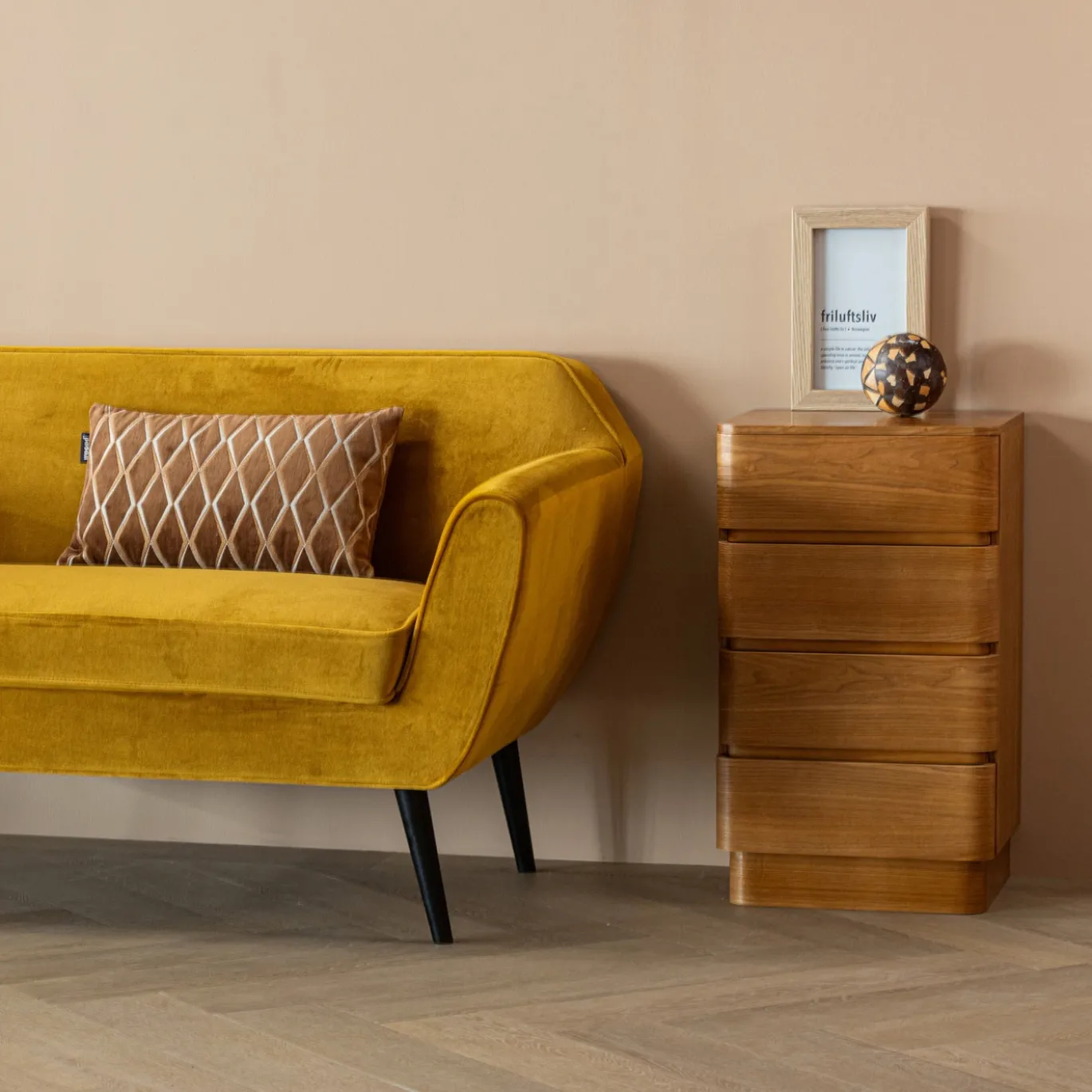 Woood Sofa Rocco Fluweel Okergeel 150cm