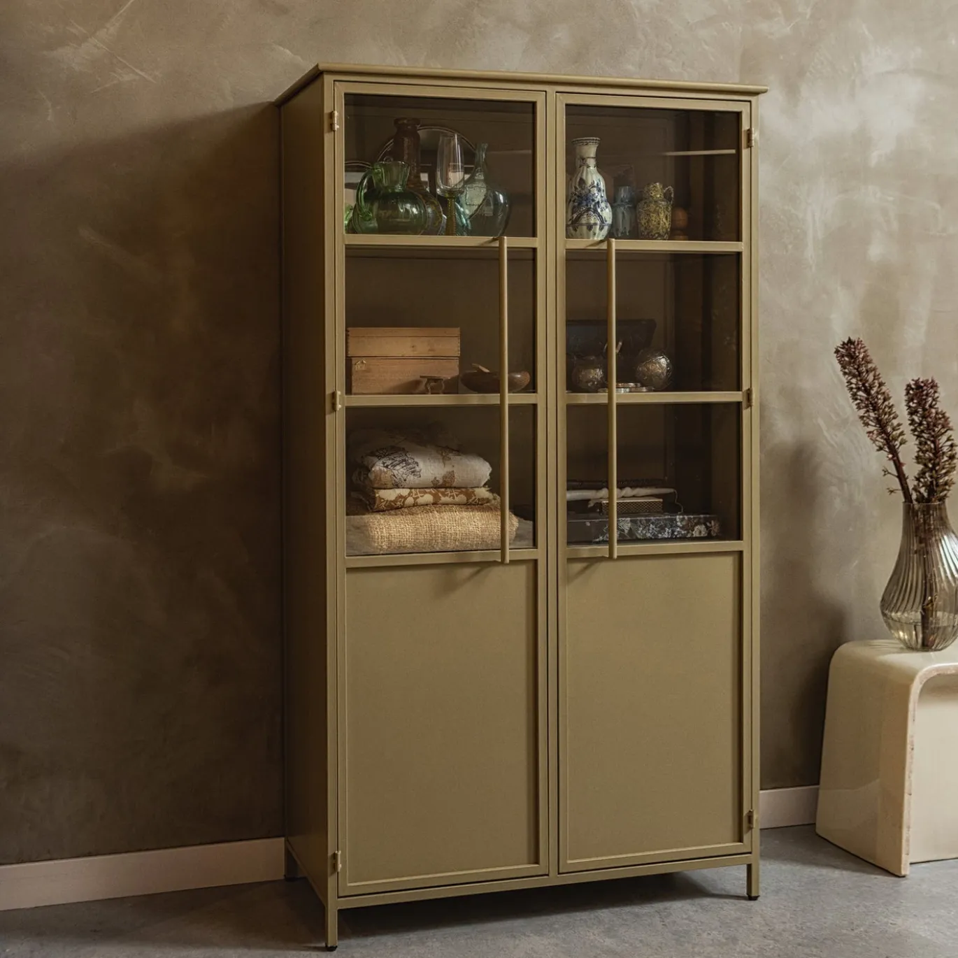 Woood Vitrinekast Exhibit Metaal Khaki 2-Deurs